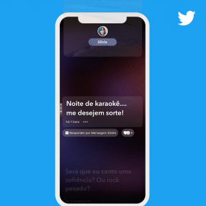 A smartphone screen shows a Twitter post by Silvia saying, "Noite de karaokê... me desejem sorte!" ("Karaoke night... wish me luck!"). The dark background highlights the Twitter logo in the top right corner, reminiscent of a Stories-like feature or Fleets.