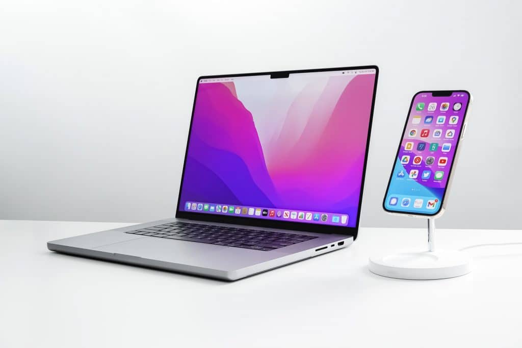 Apple M1 Max Macbook Pro 16 and iPhone 13 Pro Max