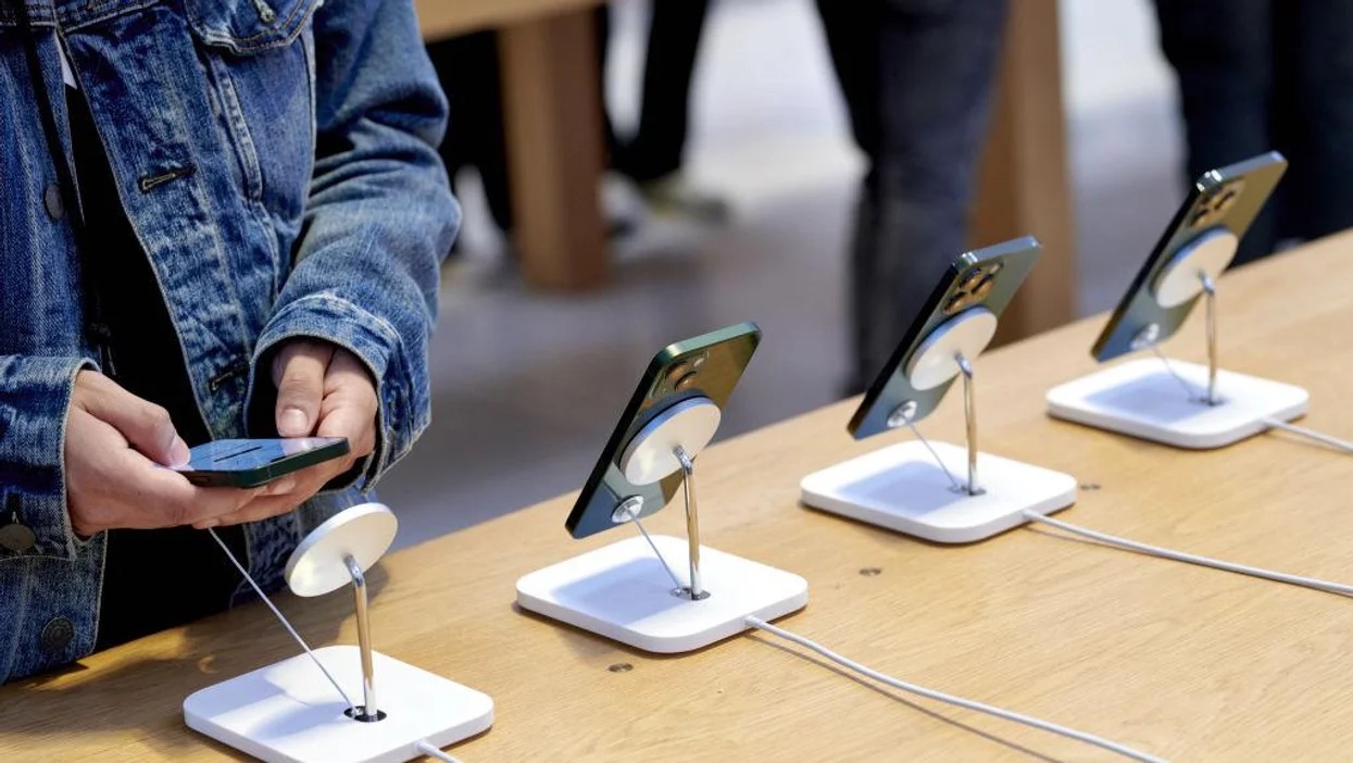 Apple Store | iPhones on Display