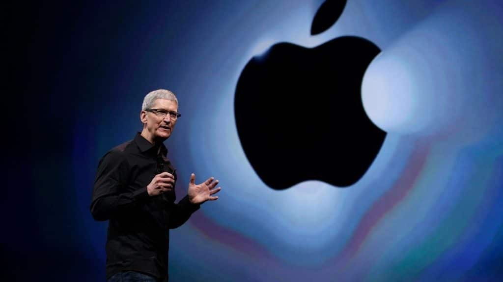 Infographic showing Apple tariff costs 2025, highlighting Tim Cook’s response to potential price increases for iPhones and Macs due to $900M in trade tariffs.