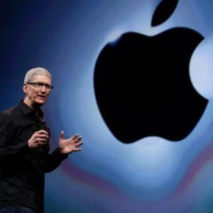 Infographic showing Apple tariff costs 2025, highlighting Tim Cook’s response to potential price increases for iPhones and Macs due to $900M in trade tariffs.