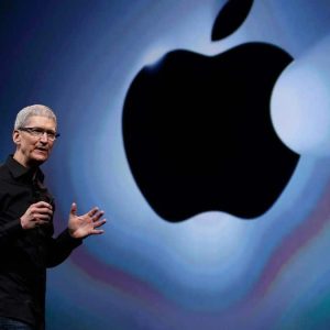 Infographic showing Apple tariff costs 2025, highlighting Tim Cook’s response to potential price increases for iPhones and Macs due to $900M in trade tariffs.