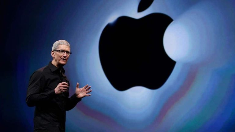 Infographic showing Apple tariff costs 2025, highlighting Tim Cook’s response to potential price increases for iPhones and Macs due to $900M in trade tariffs.