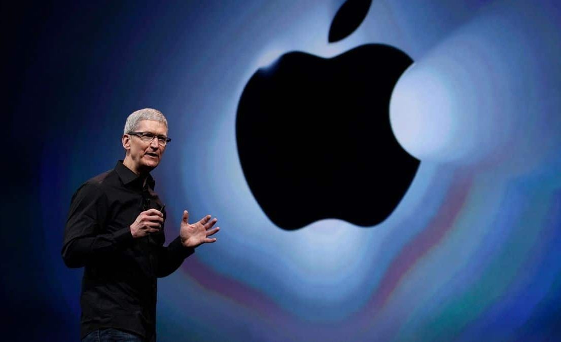 Infographic showing Apple tariff costs 2025, highlighting Tim Cook’s response to potential price increases for iPhones and Macs due to $900M in trade tariffs.