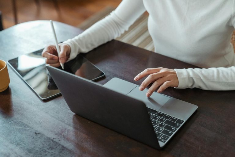 Image of a sleek cellular MacBook concept featuring 5G connectivity and Apple Silicon innovation.