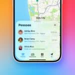 A smartphone screen shows the Apple “Find My” app in Portuguese, displaying iPhone location sharing on a map and a list of three people with their locations in San Francisco, CA and distances from the user.