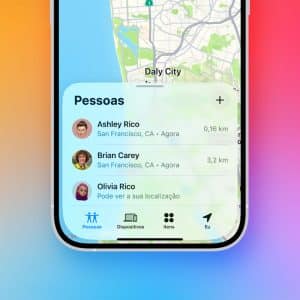 A smartphone screen shows the Apple “Find My” app in Portuguese, displaying iPhone location sharing on a map and a list of three people with their locations in San Francisco, CA and distances from the user.