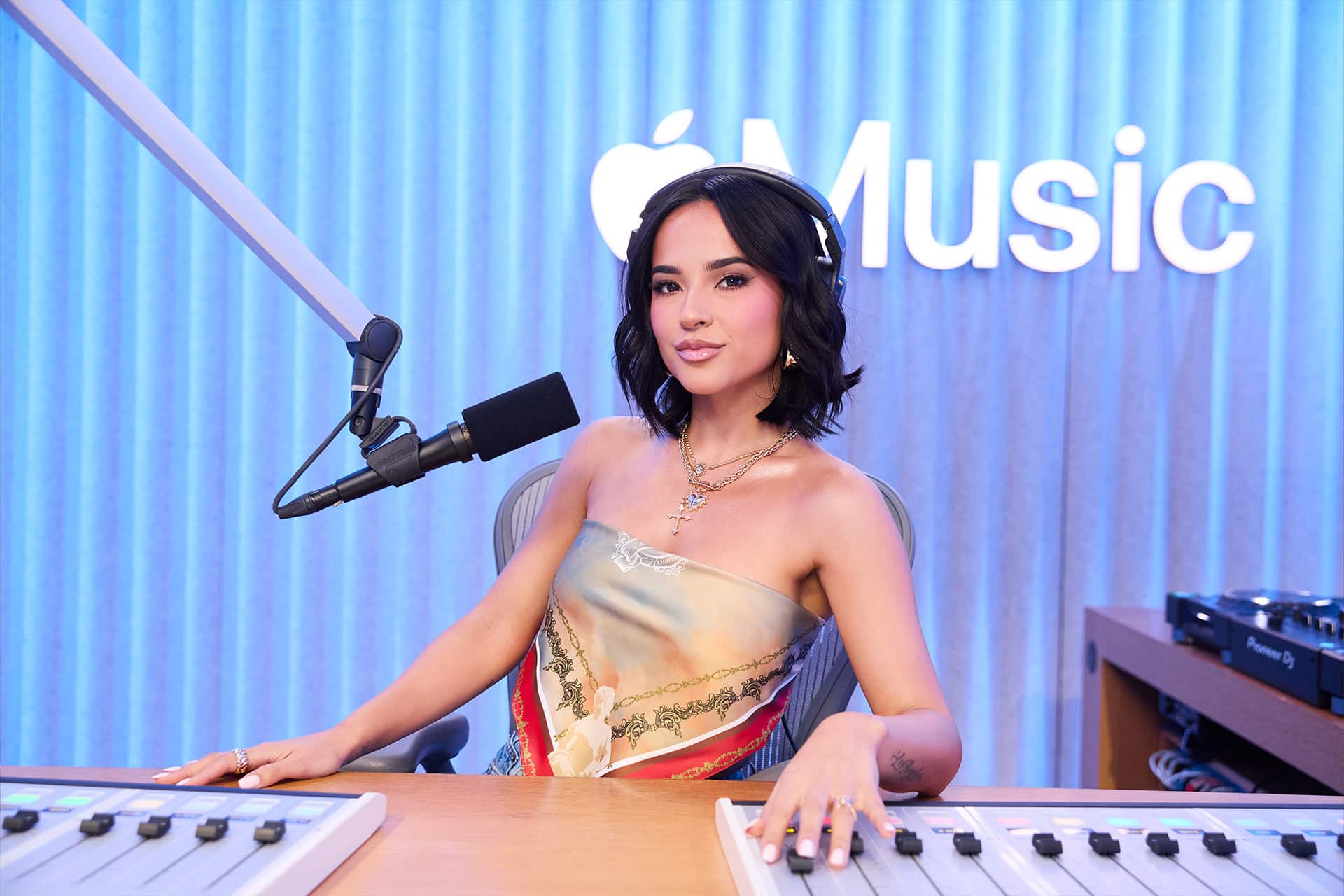 Apple Music Radio Makes Human Curation Feel New Again AppleMagazine apple-music-radio-makes-human-curation-feel-new-again-applemagazine